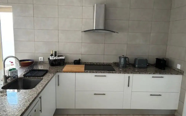 Inviting 4-bed Villa in Guia