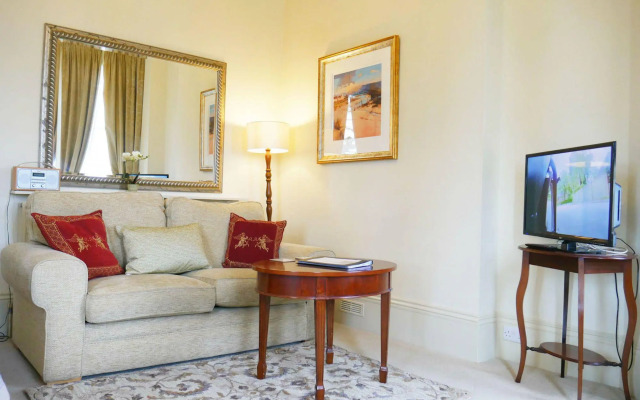 Muntham Holiday Apartments & Town House