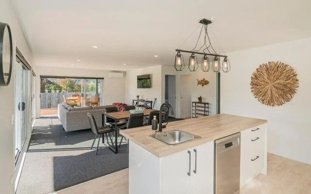 Sundaze Escape - Cooks Beach Holiday Home