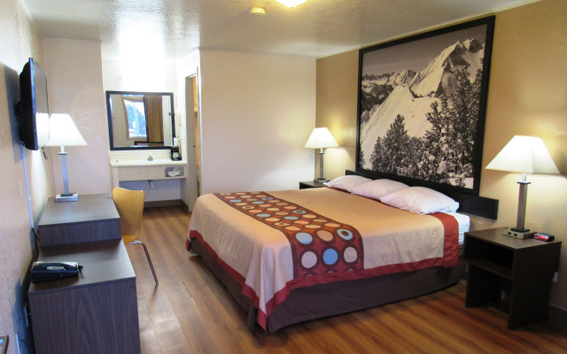 Travelodge by Wyndham Bakersfield