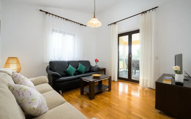 Graceful Apartment With Barbecue Area