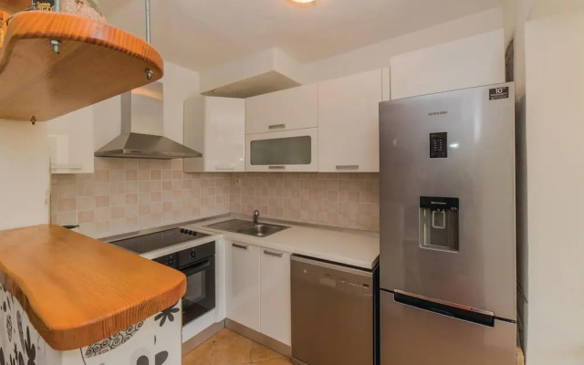 Stunning Home in Zdrelac With Wifi and 4 Bedrooms
