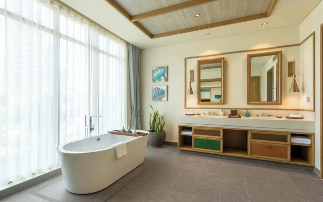 Luxe 3BR Villa: Private Pool & Resort Perks! – Bathroom – Da Nang