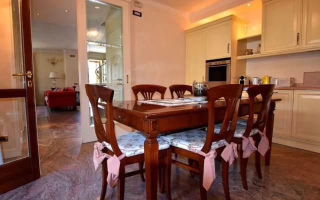 Luxurious Villa in Lombardy with Garden & Hot Tub