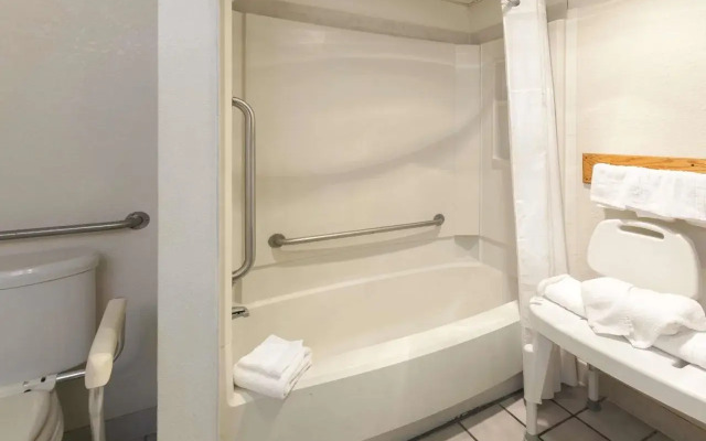 Days Inn by Wyndham Shawnee