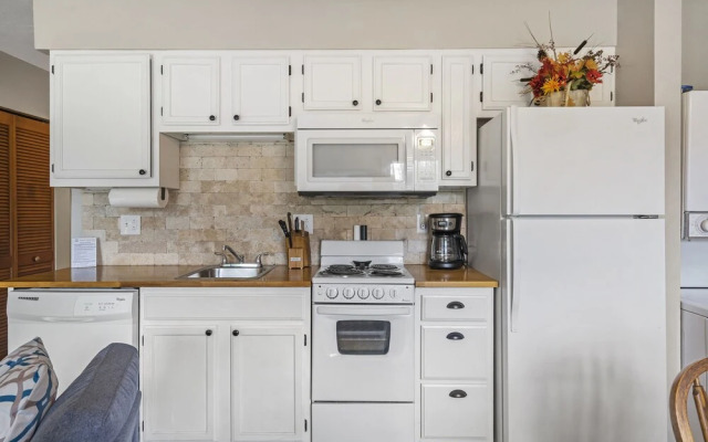 Branson Fall Creek Retreat w/ Deck Views!