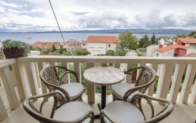 Apartment Sim - 130 m from sea: A2 Crveni Bol, Island Brac