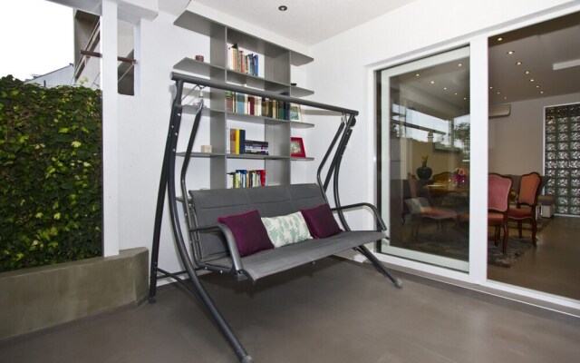 Luxury apt With Roofed Patio Near Beach & Center
