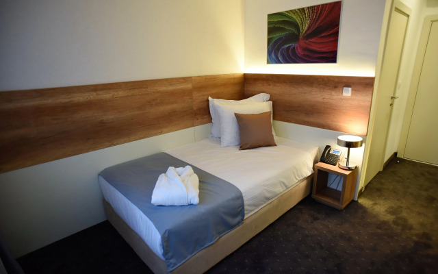 Santiny Hotel & Restaurant