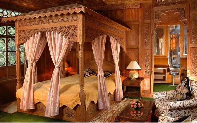 WelcomHeritage Gurkha Houseboats