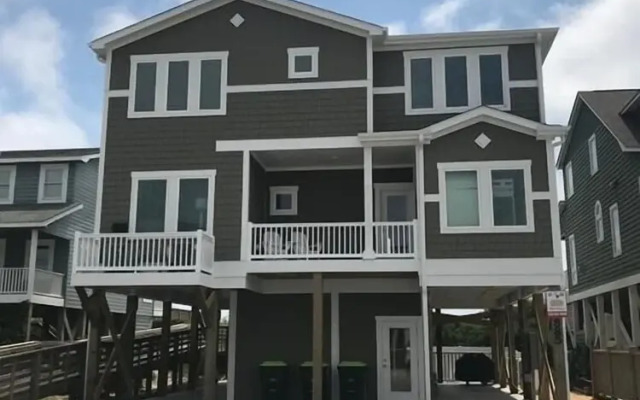 Nautilus 6 Bedroom Home by RedAwning