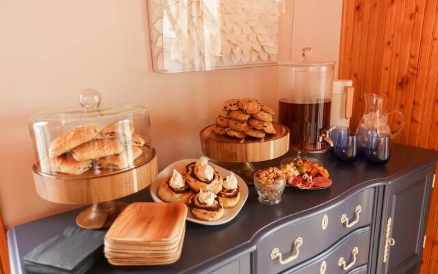 The Burrus House Inn Waterfront Suites