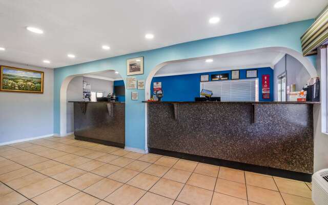 Econo Lodge Inn & Suites