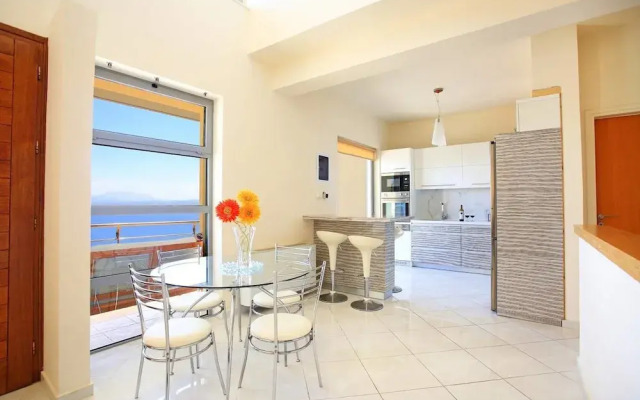 Seafront home 4' walk to private beach