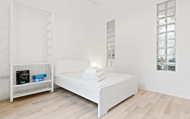 Refined, Light 1 Bed Apt w Balcony in Brixton