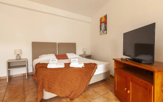 L 01 - Bedroom 1 Western Mos Guesthouse