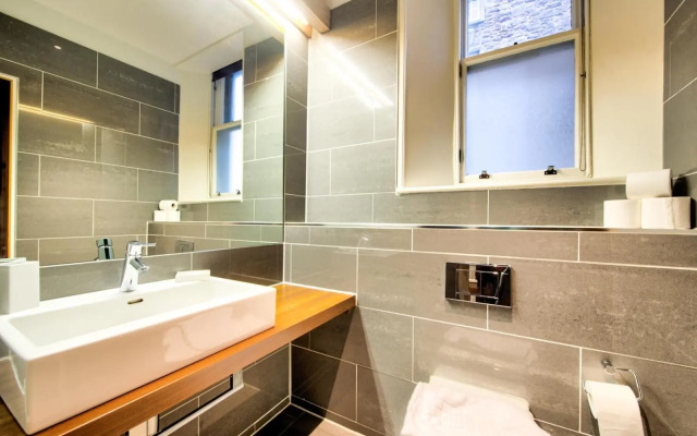 Sumptuous 2BR Apt Next To Edinburgh Castle!