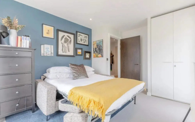 Sleek & Spacious 2BD Flat - Clapham