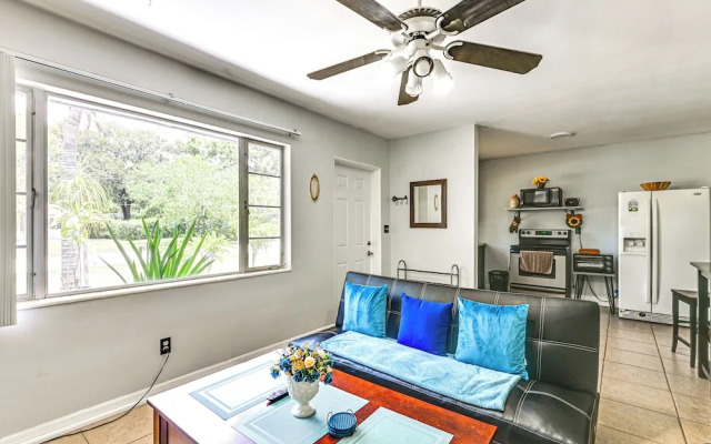 Outdoor Entertainment Area: Clearwater Condo!