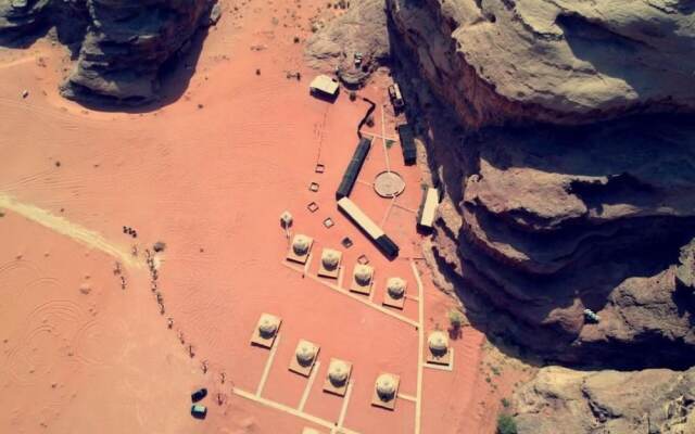 Desert planet camp