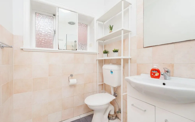 Newly Renovated Apt Close to CBD Unit 1