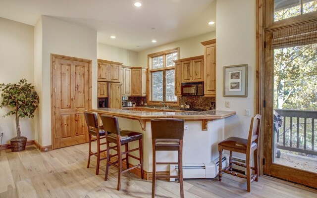 Cozy & Central Arrowhead Ge Townhome, 3br, Sleeps 6 3 Bedroom Townhouse by RedAwning