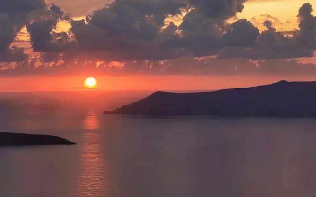 Anemos Fira Caldera View