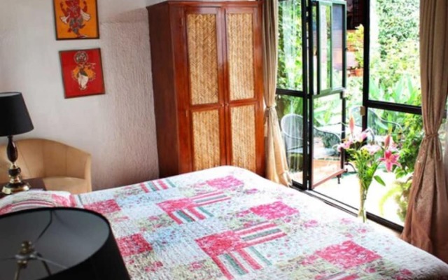 Casa Flores Bed & Breakfast