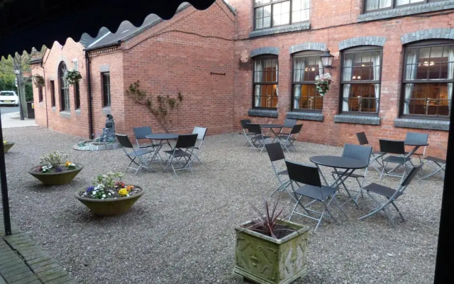 Fownes Hotel