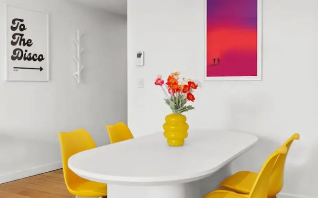 Central Luminous 2 Beds With Balcony Aircon