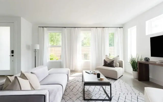 Modern DT Luxury - Rooftop City Views