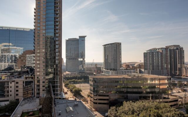 Uptown Downtown City View 1 BR Apt by Frontdesk