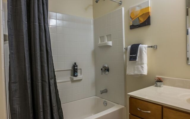 High-Rise Downtown Apts by Frontdesk