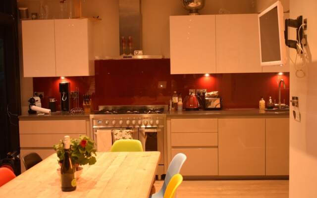 3 Bedroom House With Garden in Battersea