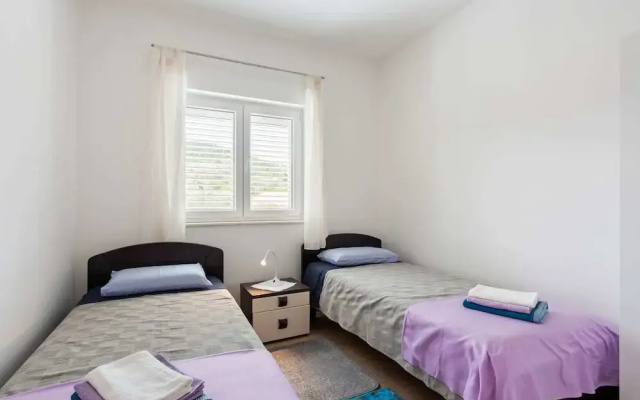 Simplistic Apartment in Neviđane near Sea Beach