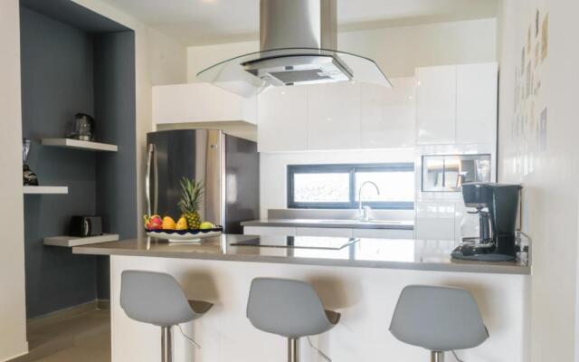 Lunada Condo by Bric