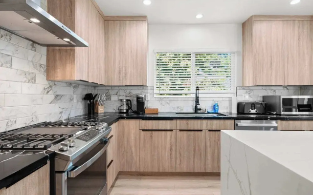 Not Affected by the Fire/spacious Modern Retreat w Luxury Amenities & Style