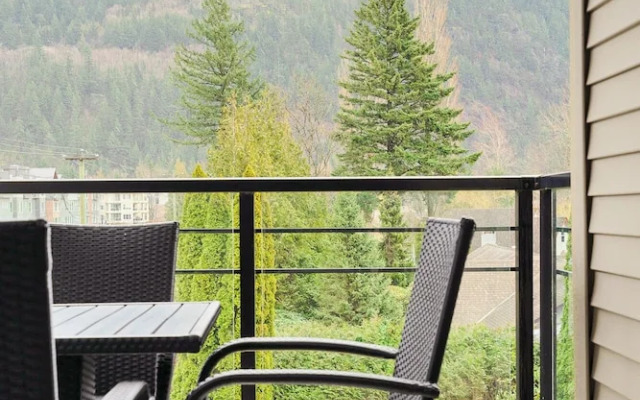 Rooftop Paradise Luxe 2BR  Lake Views