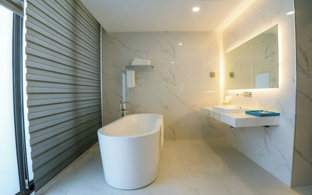 Gold Riverside Apartment & Villa