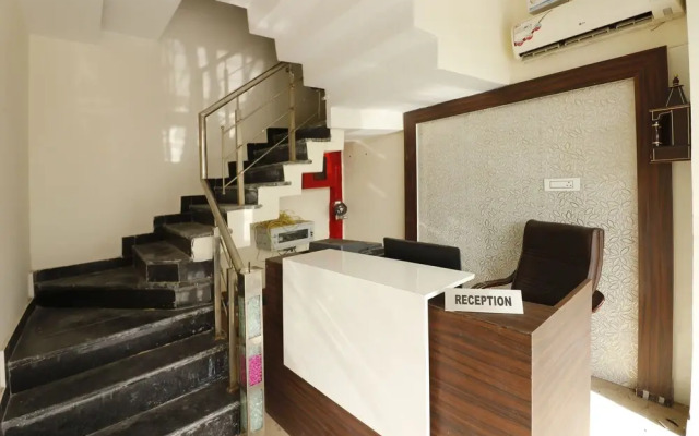 OYO 44021 Hotel Aura