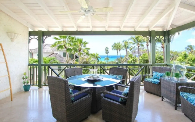 Ocean views apt with shared rooftop pool: Beacon Hill Surf by BSL Rentals