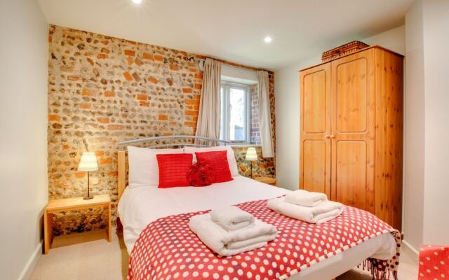 Traditional Holiday Home in Briston With Garden