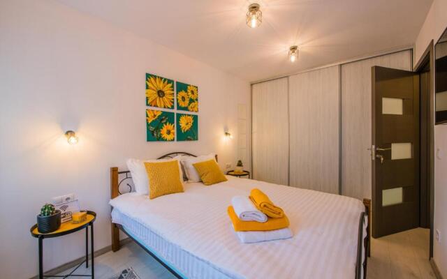 Kitty Sunflower Apartment