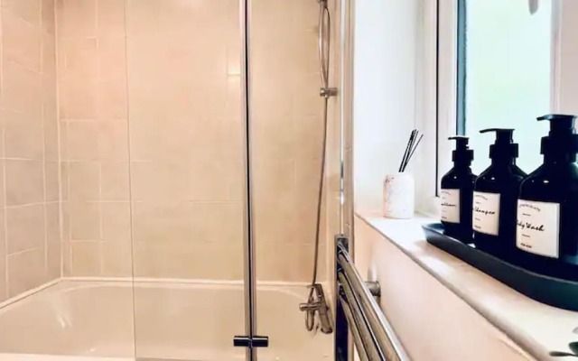 Stylish Townhouse With Free Parking in Liverpool