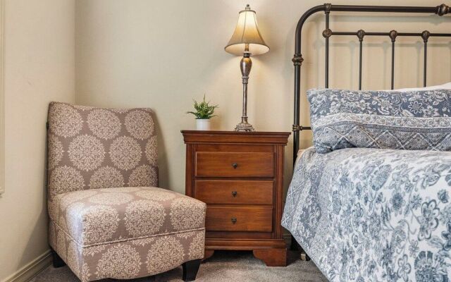 Honey Bee Inn w - Communal Amenities & More!