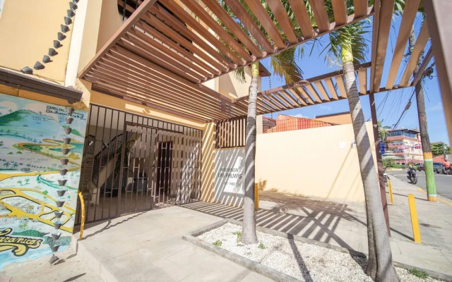 Colonial 2BR Apartment 2mins Walk to Beach!