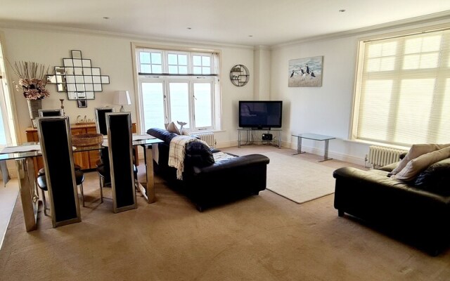 Shore Thing - Beachfront Apartment - Sleeps 4
