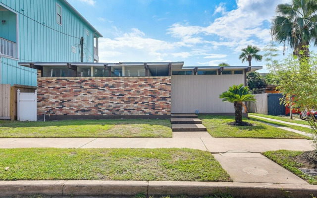 Walk to Beach: Cozy Unit in Galveston!