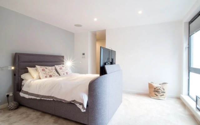 Stunning 3 BR Penthouse Apartment, River View