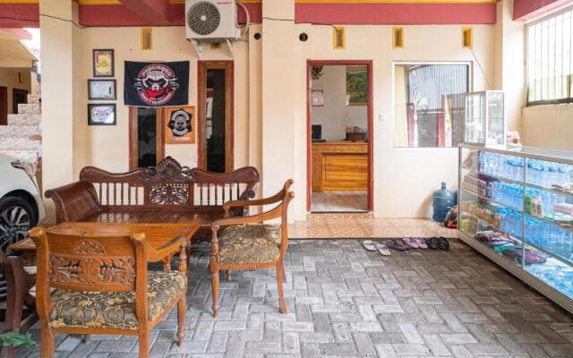 OYO 2986 D and a Guesthouse Syariah And Rent Car